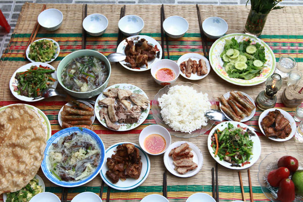 Mâm cơm chiều 30 tết sum họp gia đình